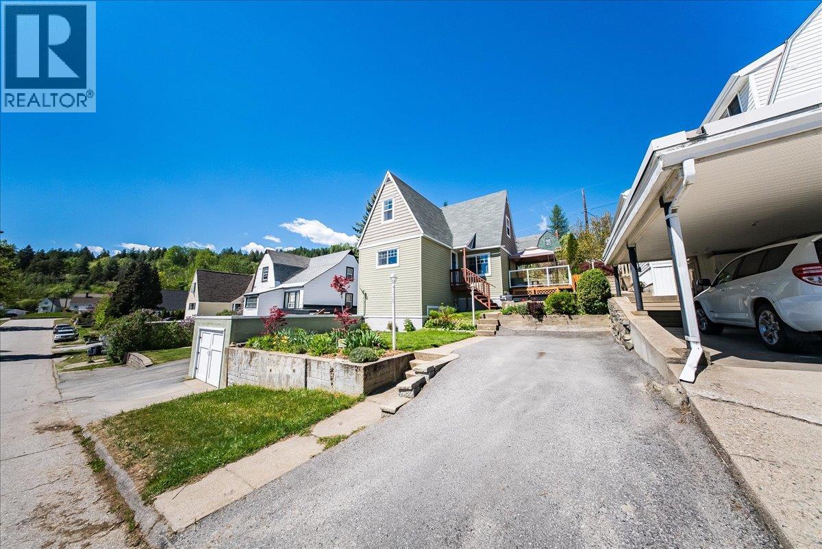 725 Shakespeare Street, Warfield, British Columbia  V1R 2B3 - Photo 3 - 10386168