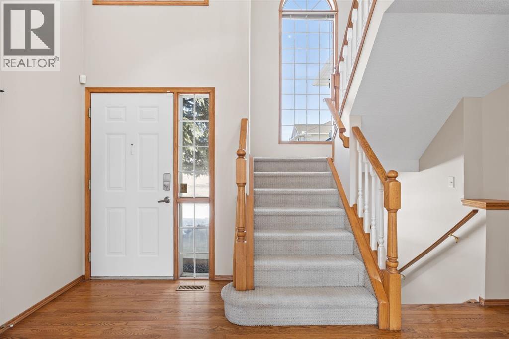 119 Valley Glen Bay NW, Calgary, Alberta  T3B 5P9 - Photo 5 - A2303270