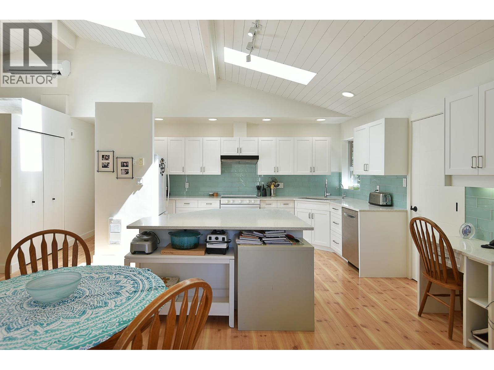 8071 Wildwood Road, Halfmoon Bay, British Columbia  V7Z 1A8 - Photo 12 - R3120686