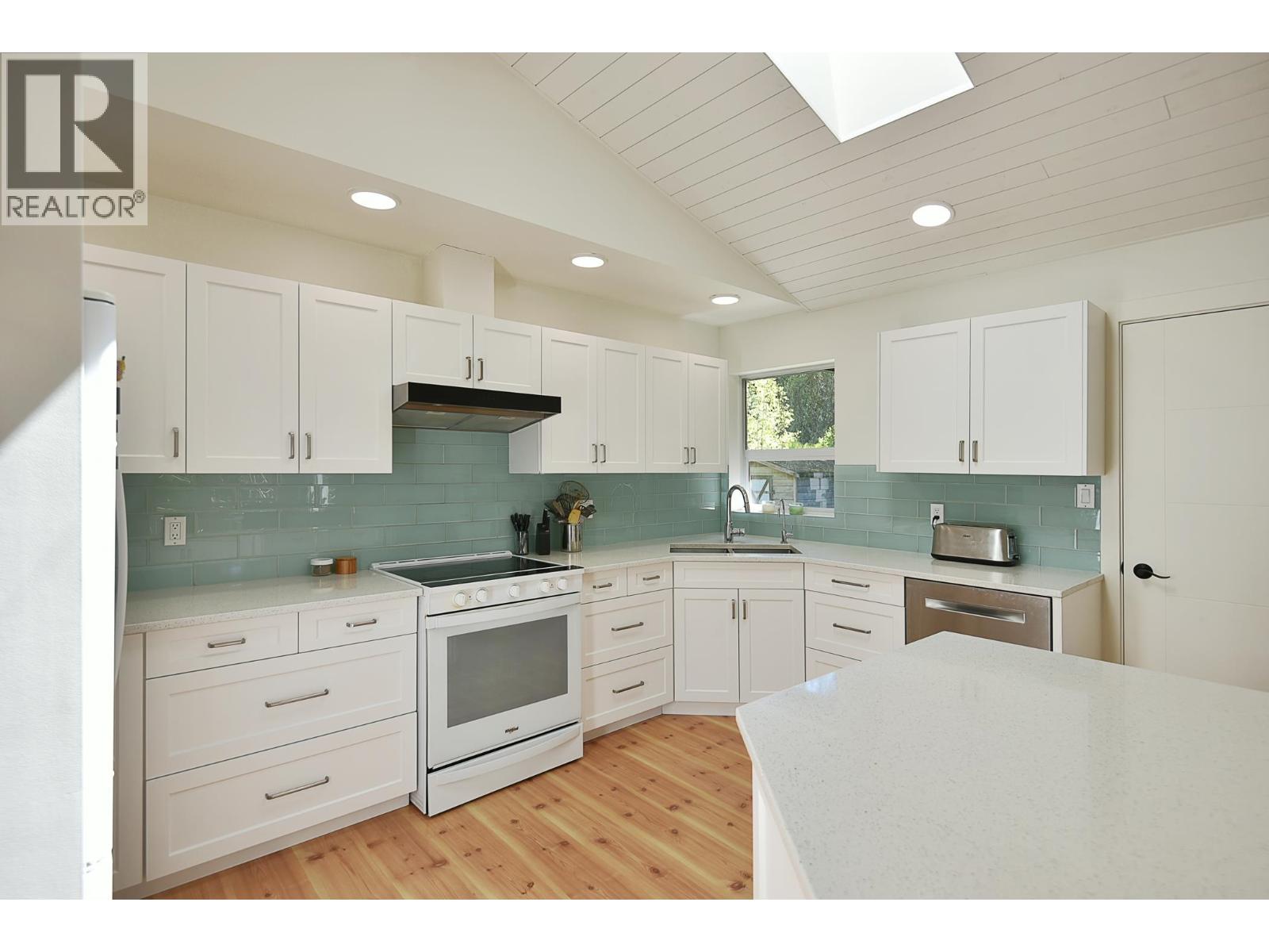8071 Wildwood Road, Halfmoon Bay, British Columbia  V7Z 1A8 - Photo 13 - R3120686