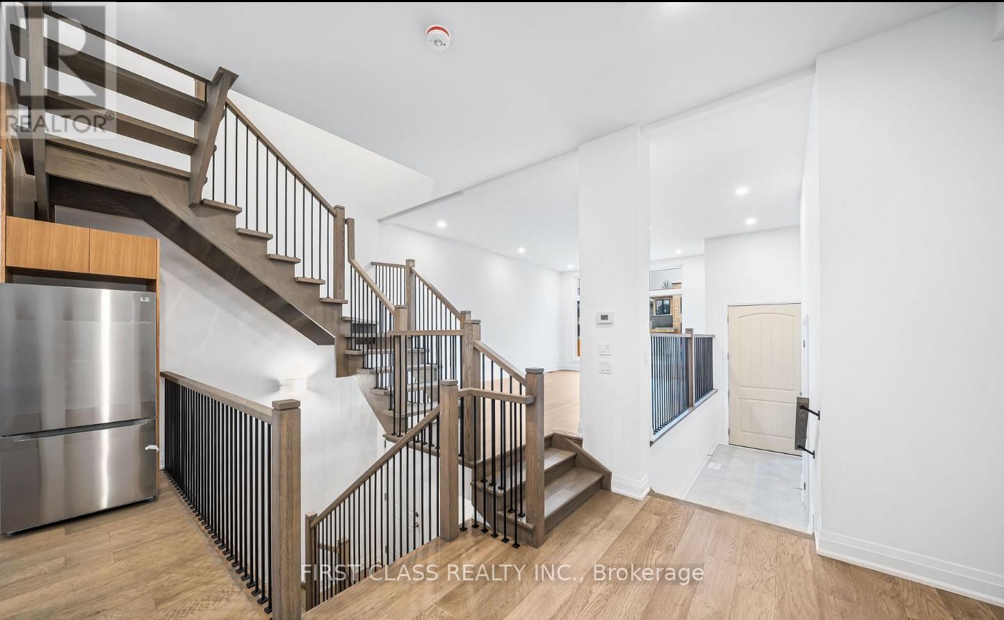 16 Direzze Court, Richmond Hill, Ontario  L4C 5T8 - Photo 4 - N13093934
