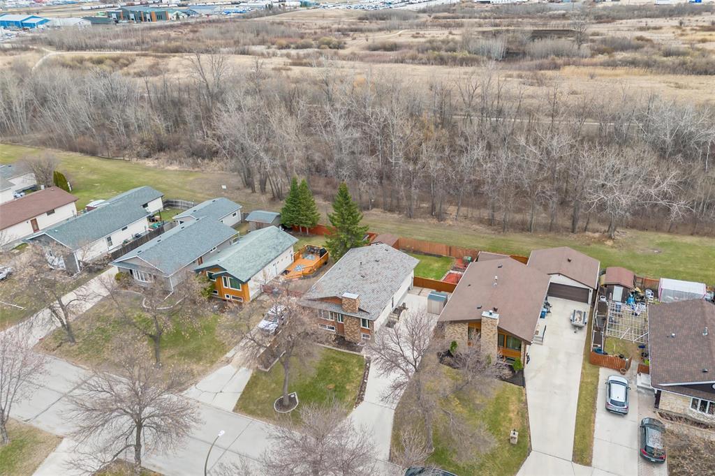 71 Lynn Lake Drive, Winnipeg, Manitoba  R2C 4J7 - Photo 1 - 202609592