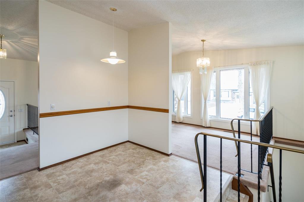 71 Lynn Lake Drive, Winnipeg, Manitoba  R2C 4J7 - Photo 12 - 202609592