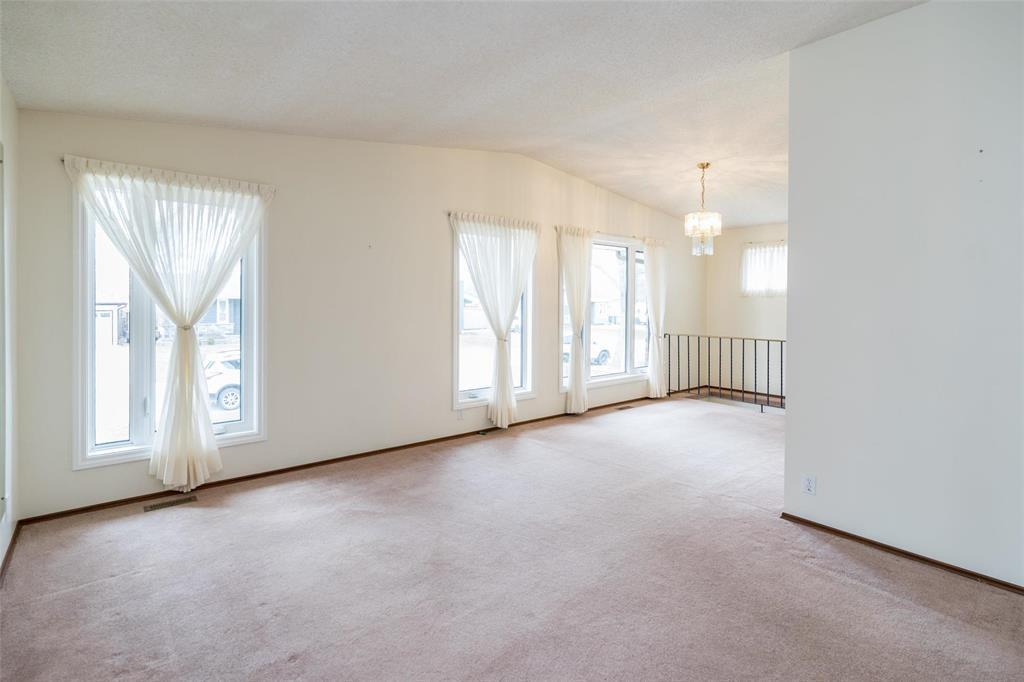 71 Lynn Lake Drive, Winnipeg, Manitoba  R2C 4J7 - Photo 3 - 202609592