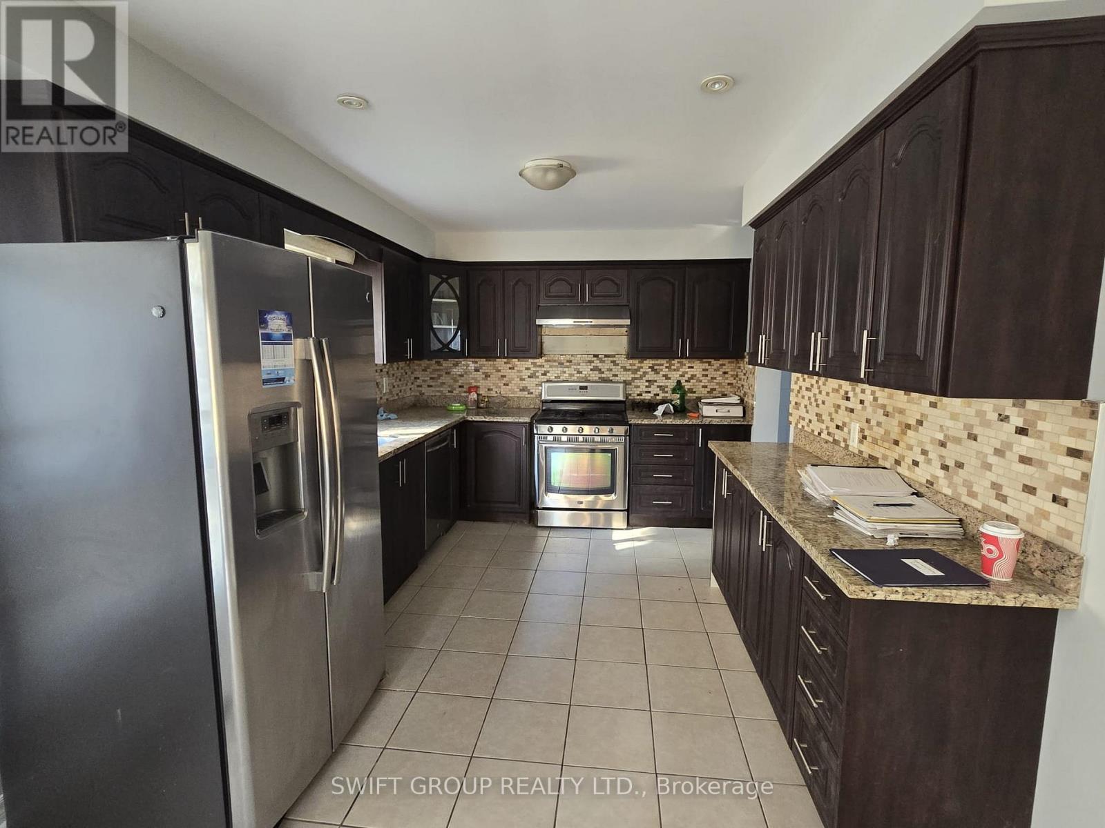 18 Samson Court, Brampton, Ontario  L6Y 3M4 - Photo 3 - W13093970