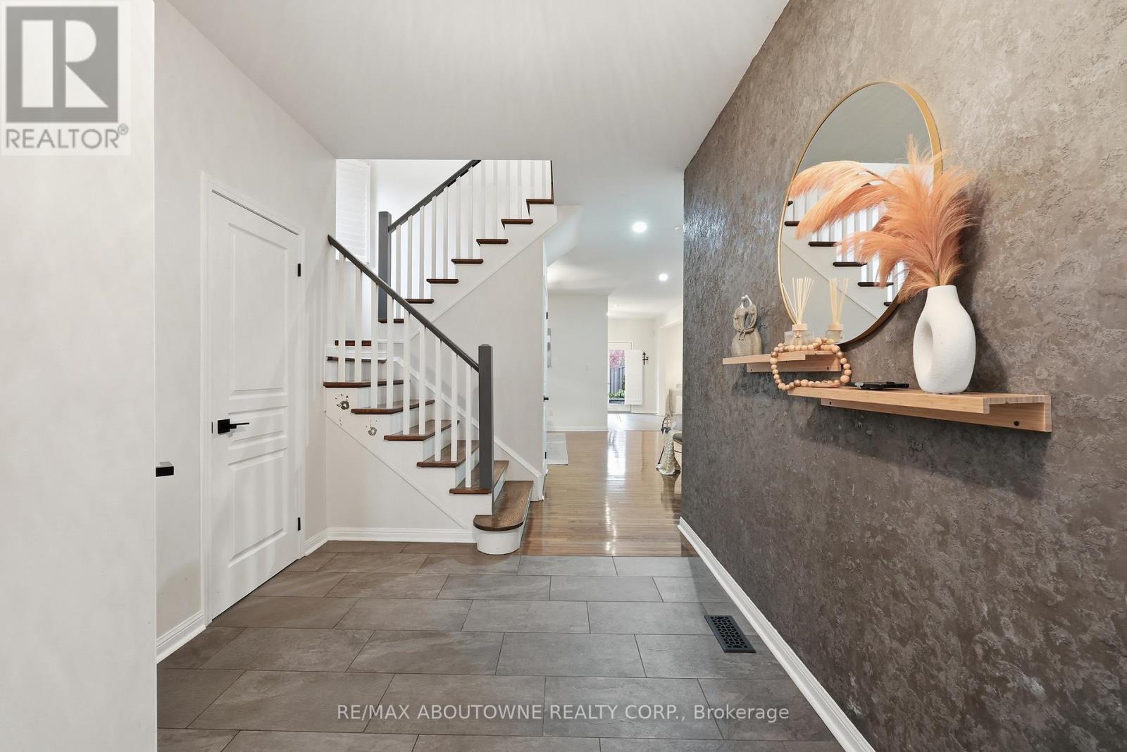 2202 Brookhaven Crescent, Oakville, Ontario  L6M 5B8 - Photo 9 - W13094032