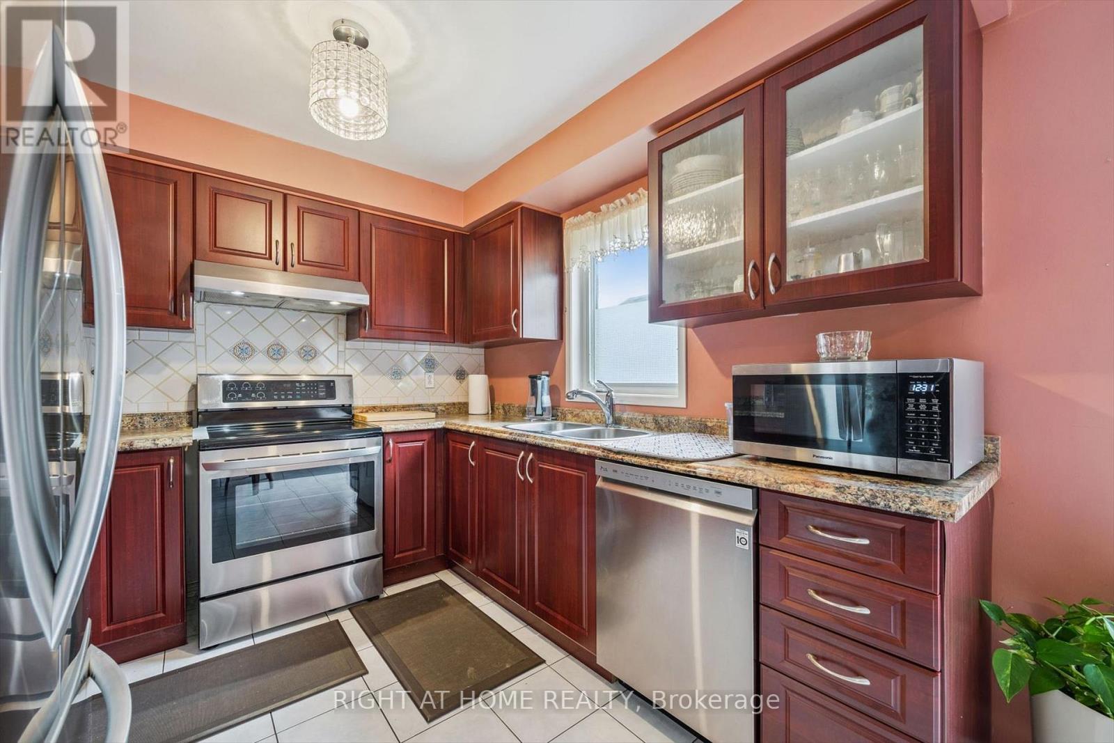 22 Zebra Trail, Brampton, Ontario  L6R 2J2 - Photo 8 - W13094048