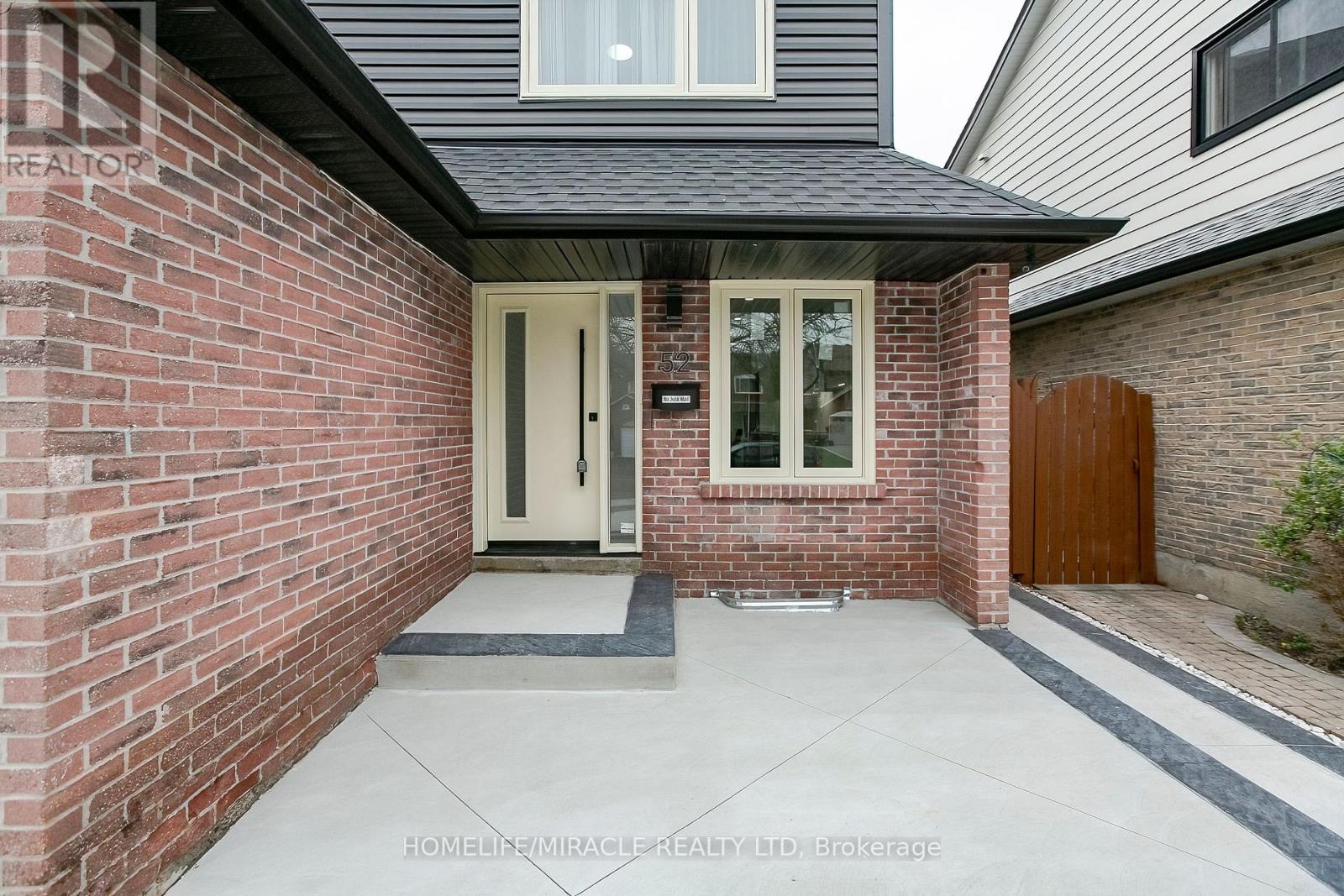52 Foxacre Row, Brampton, Ontario  L6V 3P5 - Photo 3 - W13094128