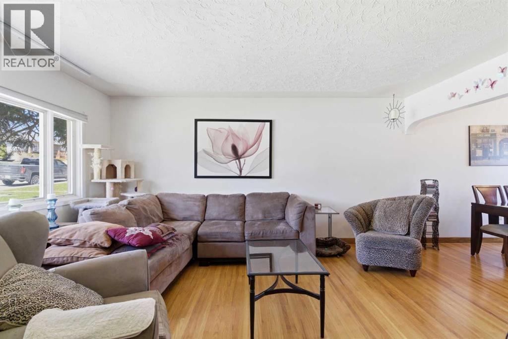 200 Hendon Drive NW, Calgary, Alberta  T2K 1Z7 - Photo 3 - A2305750