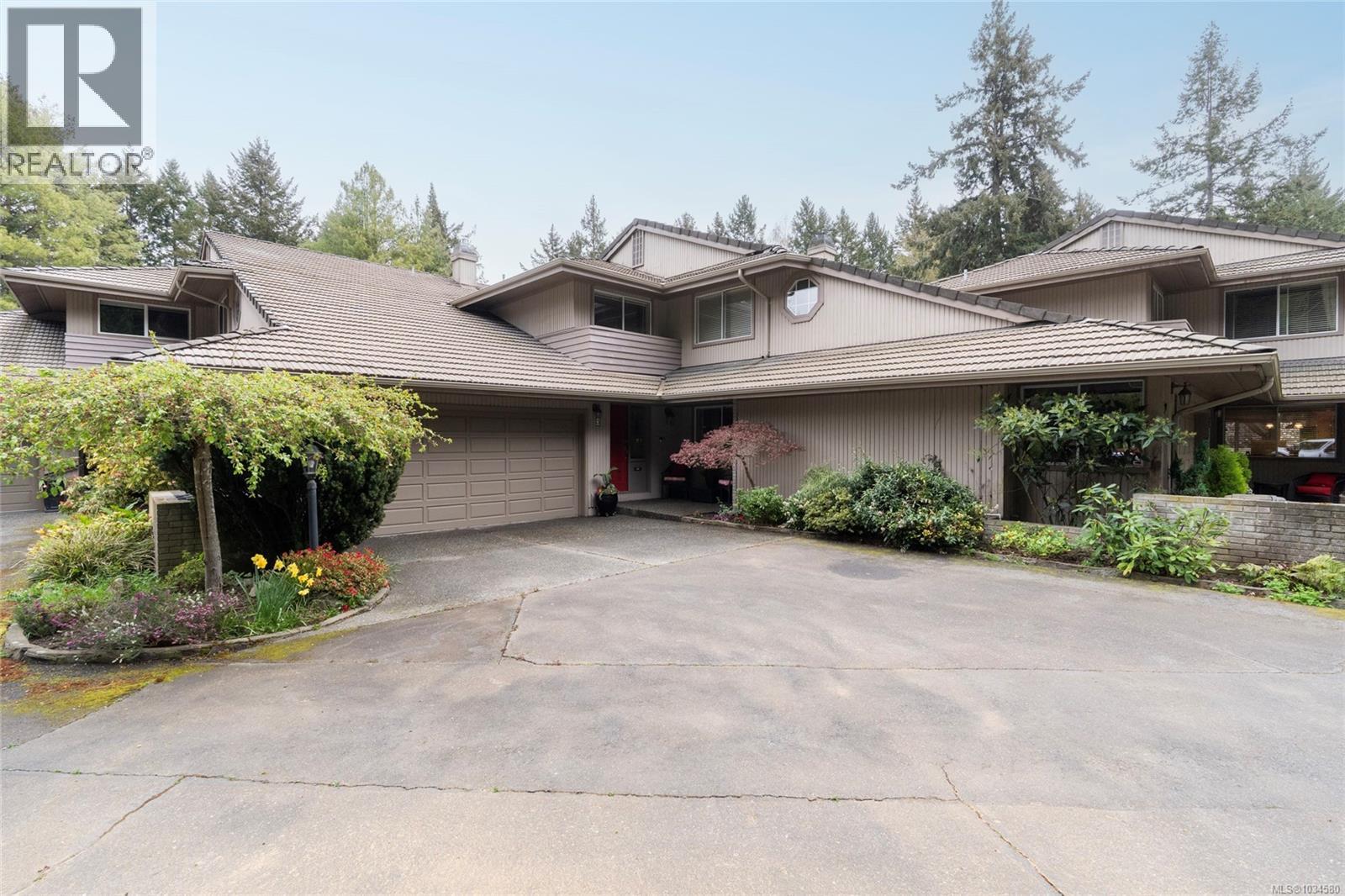 3 1040 Pondwood Lane, Saanich, British Columbia