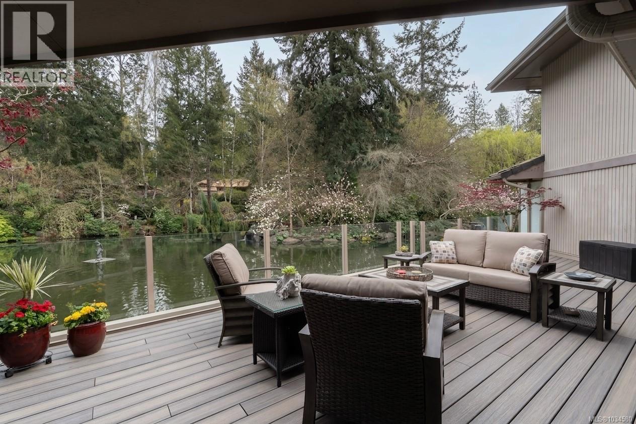 3 1040 Pondwood Lane, Saanich, British Columbia  V8X 4S6 - Photo 3 - 1034580