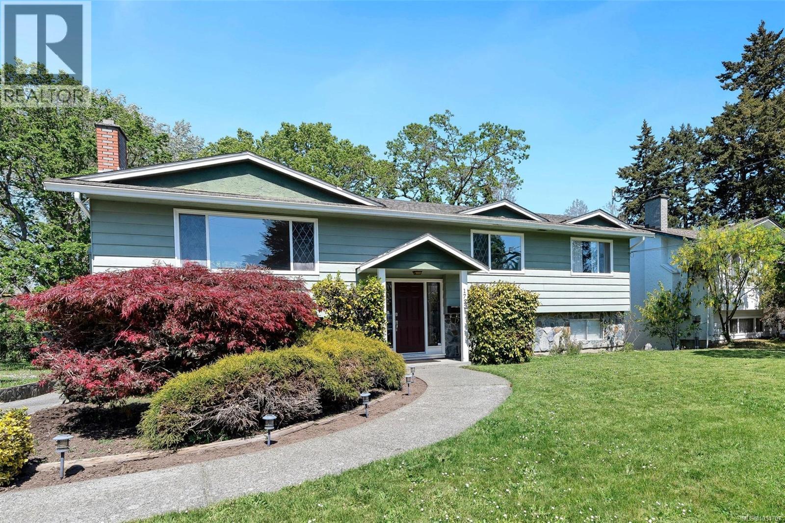 1722 Jefferson Ave, Saanich, British Columbia  V8N 2B4 - Photo 2 - 1034701