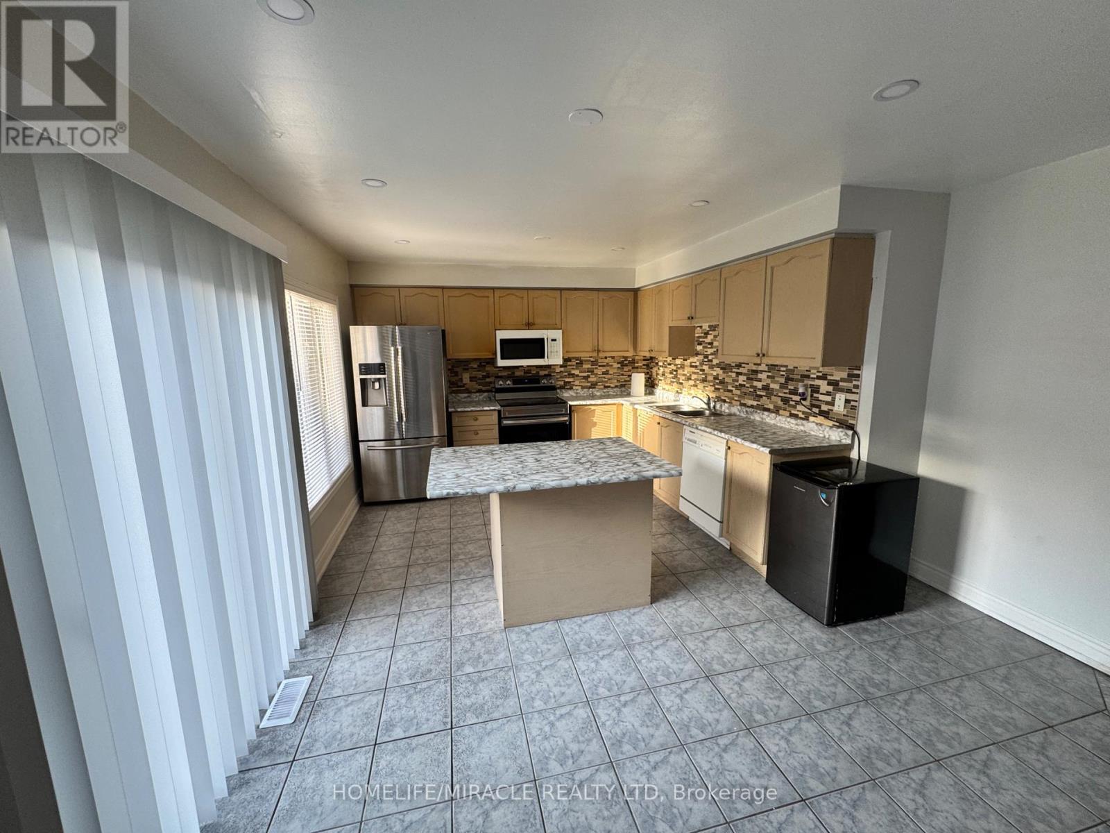 Upper - 28 Nautical Drive, Brampton, Ontario  L6R 2H1 - Photo 8 - W13082956