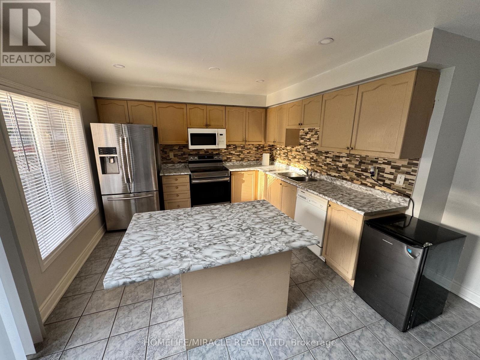 Upper - 28 Nautical Drive, Brampton, Ontario  L6R 2H1 - Photo 9 - W13082956