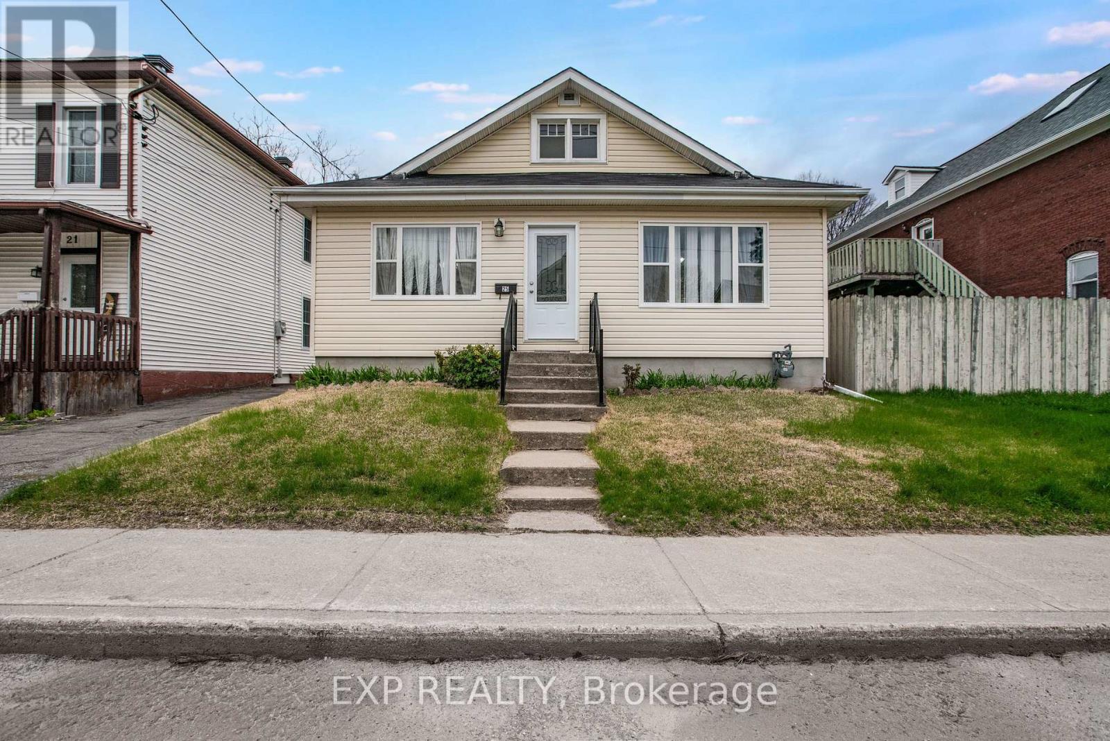 25 Mary Street S, Smiths Falls, Ontario  K7A 3P9 - Photo 2 - X13094266