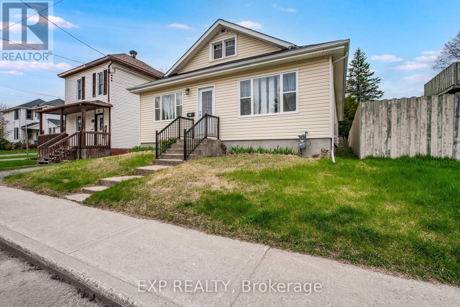 25 Mary Street S, Smiths Falls, Ontario  K7A 3P9 - Photo 3 - X13094266