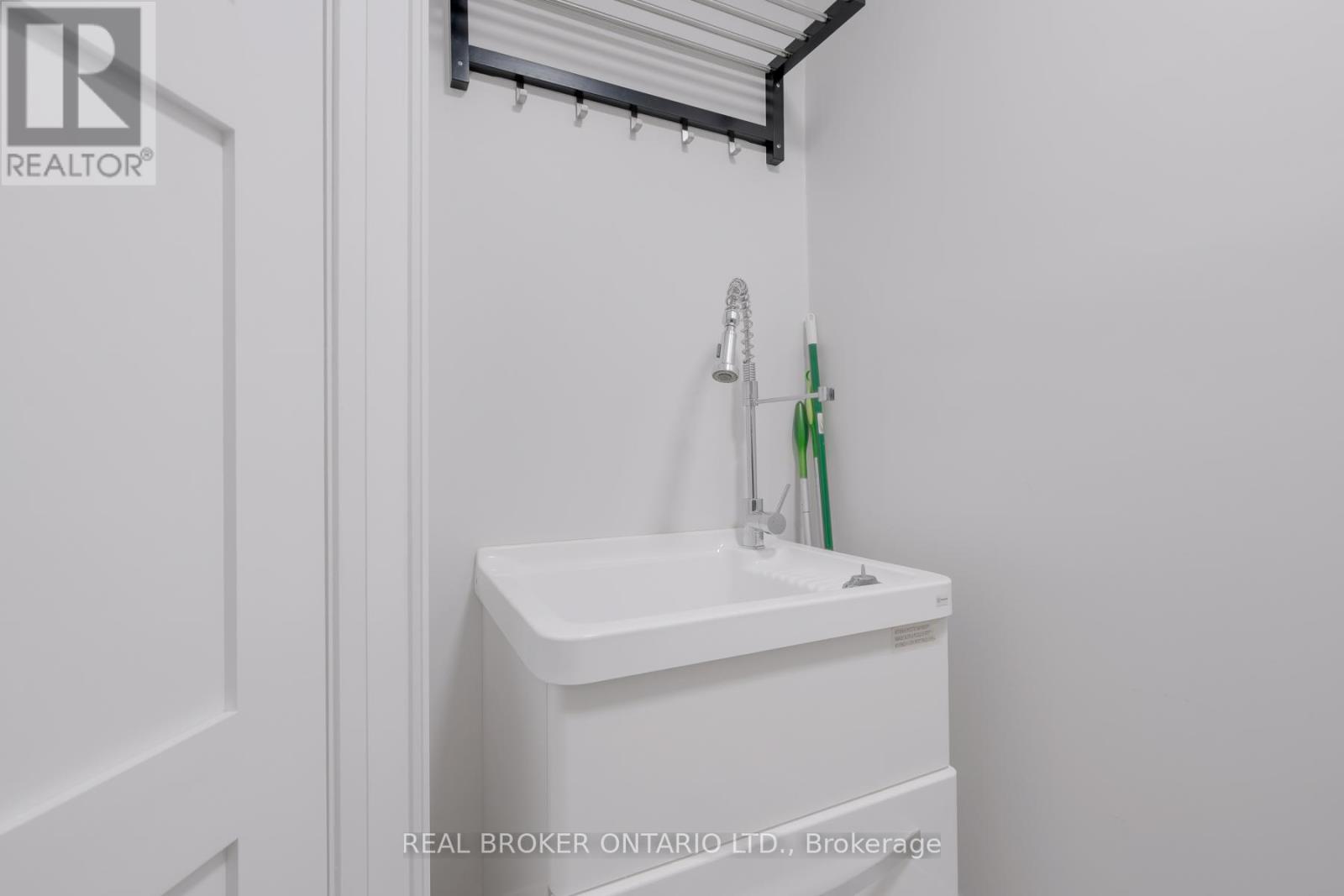 40 Brooklyn Avenue, Toronto, Ontario  M4M 2X5 - Photo 14 - E13094274