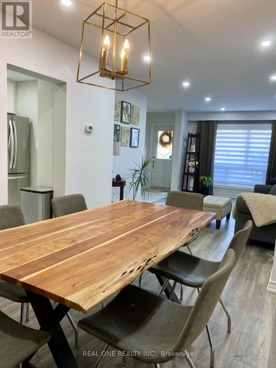 3578 Queenston Drive, Mississauga, Ontario  L5C 2G6 - Photo 3 - W13094242