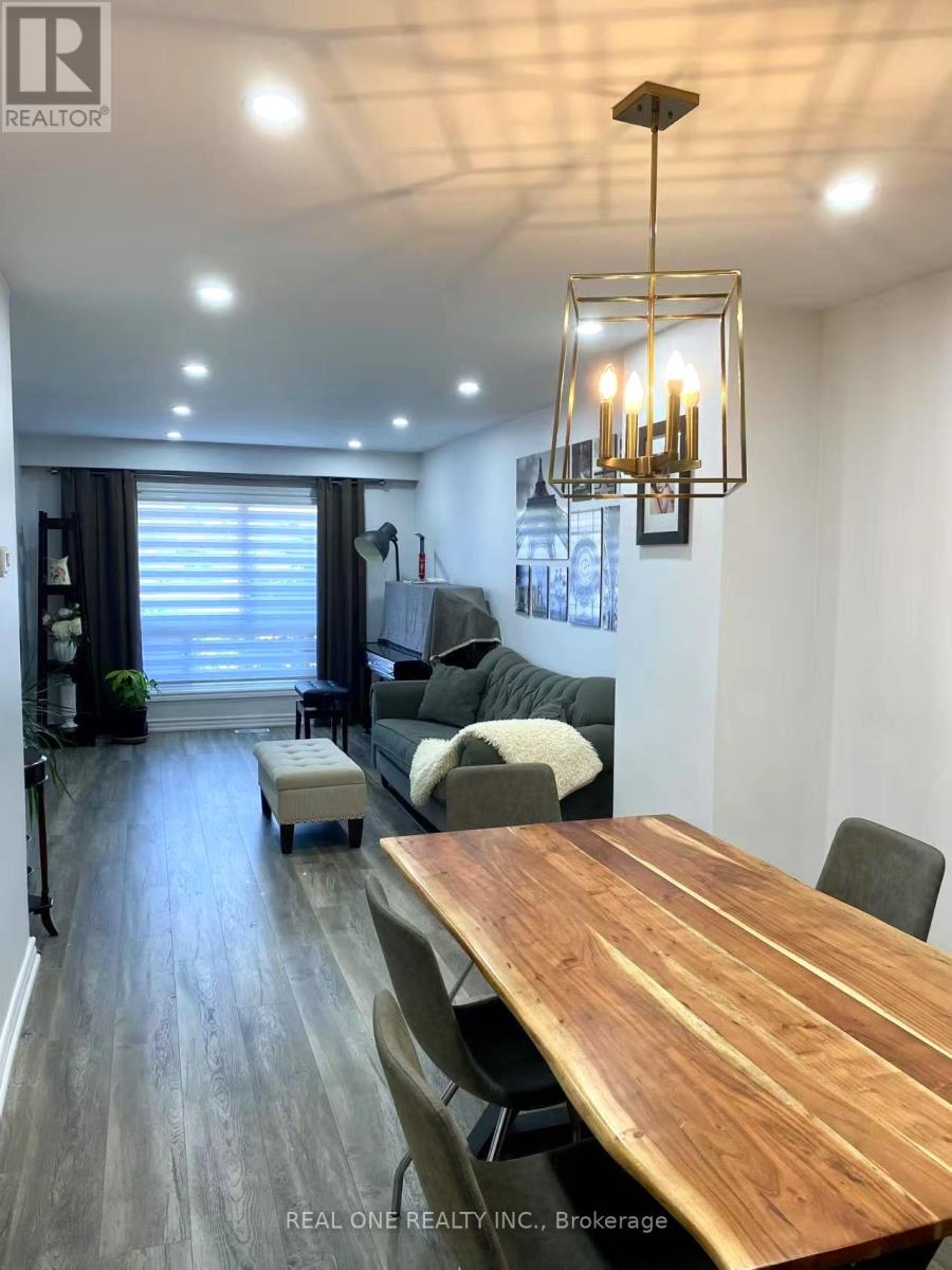 3578 Queenston Drive, Mississauga, Ontario  L5C 2G6 - Photo 4 - W13094242