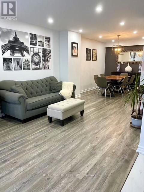 3578 Queenston Drive, Mississauga, Ontario  L5C 2G6 - Photo 5 - W13094242