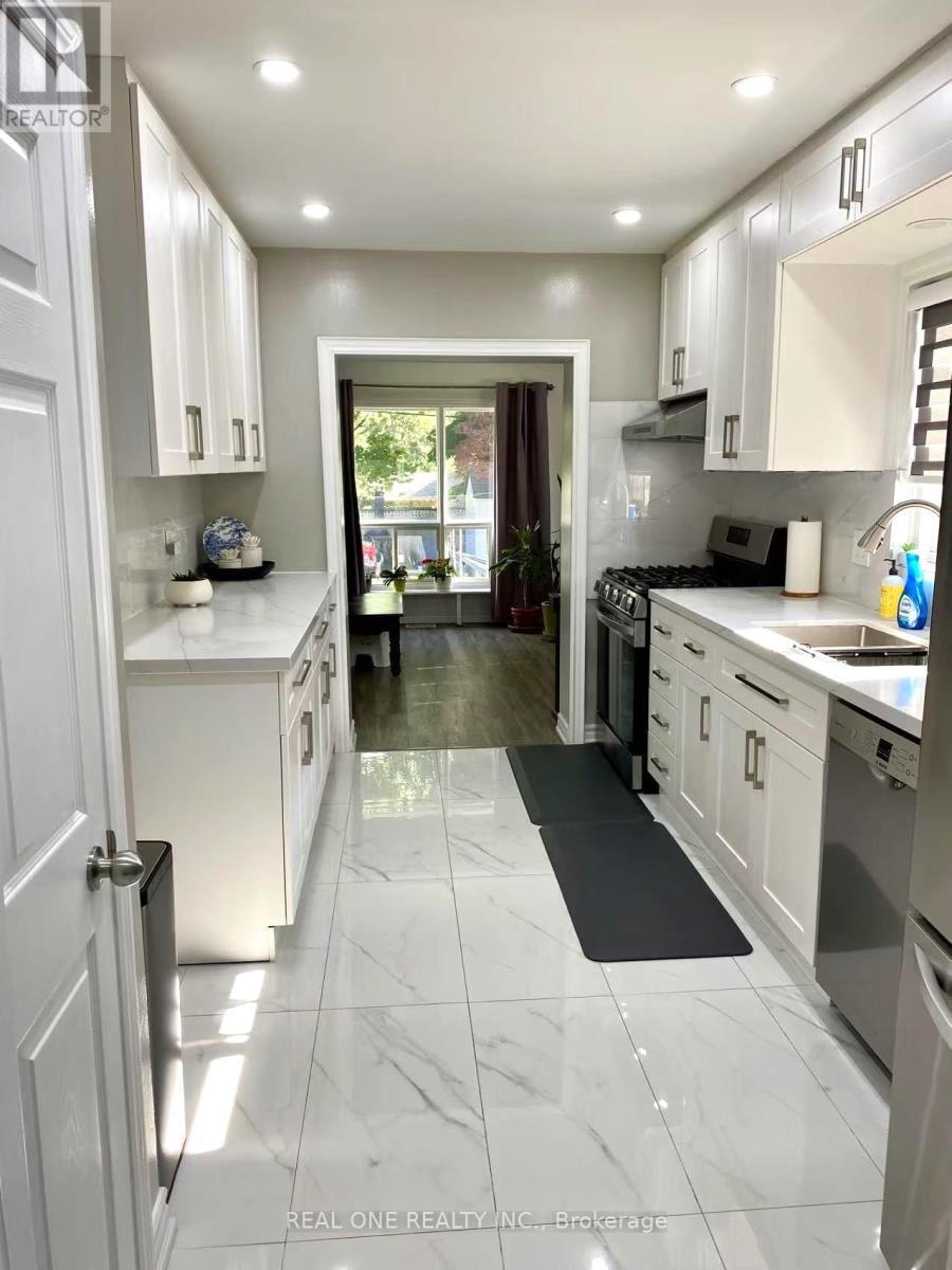 3578 Queenston Drive, Mississauga, Ontario  L5C 2G6 - Photo 9 - W13094242