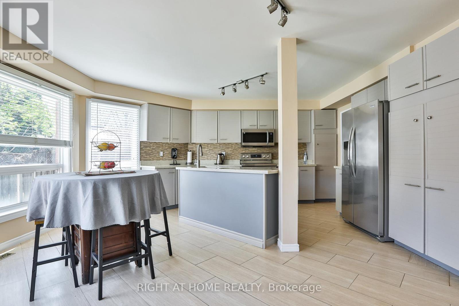 3392 Water Lily Court, Mississauga, Ontario  L5N 6B5 - Photo 10 - W13094322