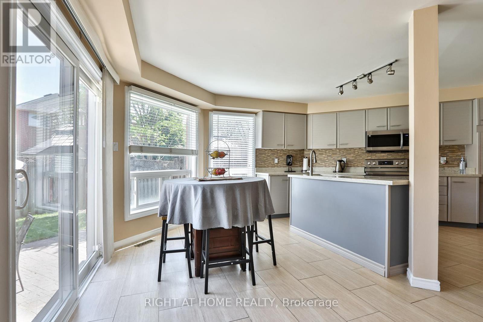 3392 Water Lily Court, Mississauga, Ontario  L5N 6B5 - Photo 12 - W13094322