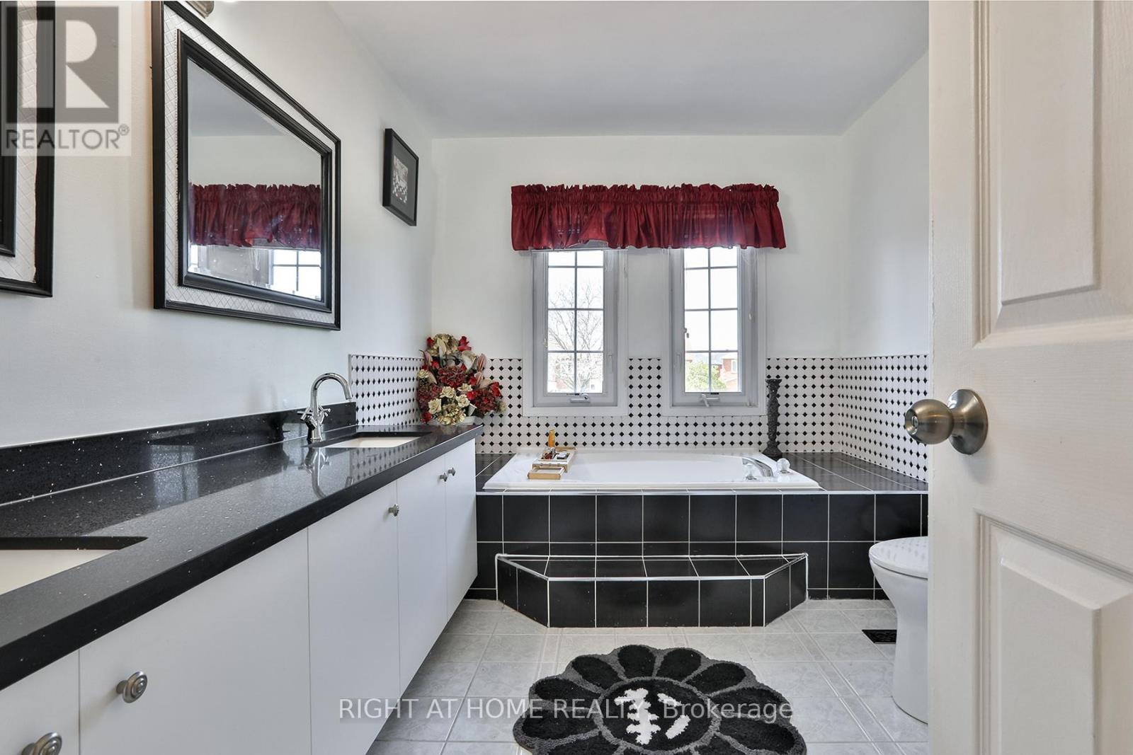 3392 Water Lily Court, Mississauga, Ontario  L5N 6B5 - Photo 23 - W13094322