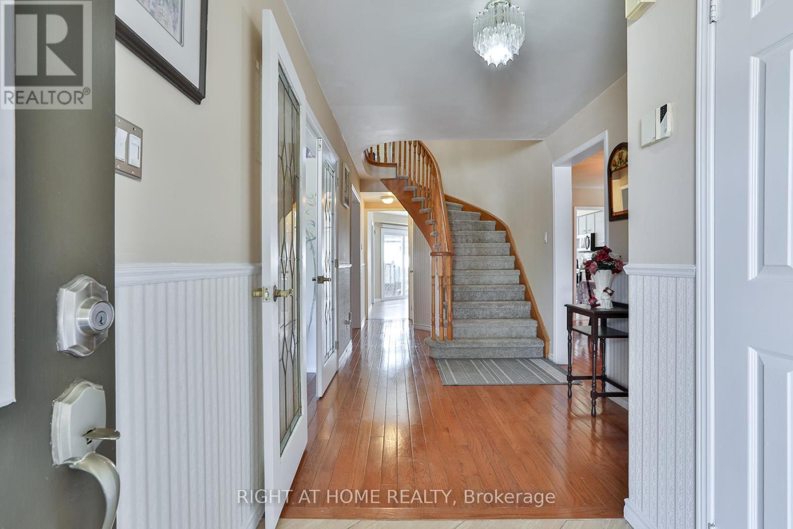 3392 Water Lily Court, Mississauga, Ontario  L5N 6B5 - Photo 4 - W13094322