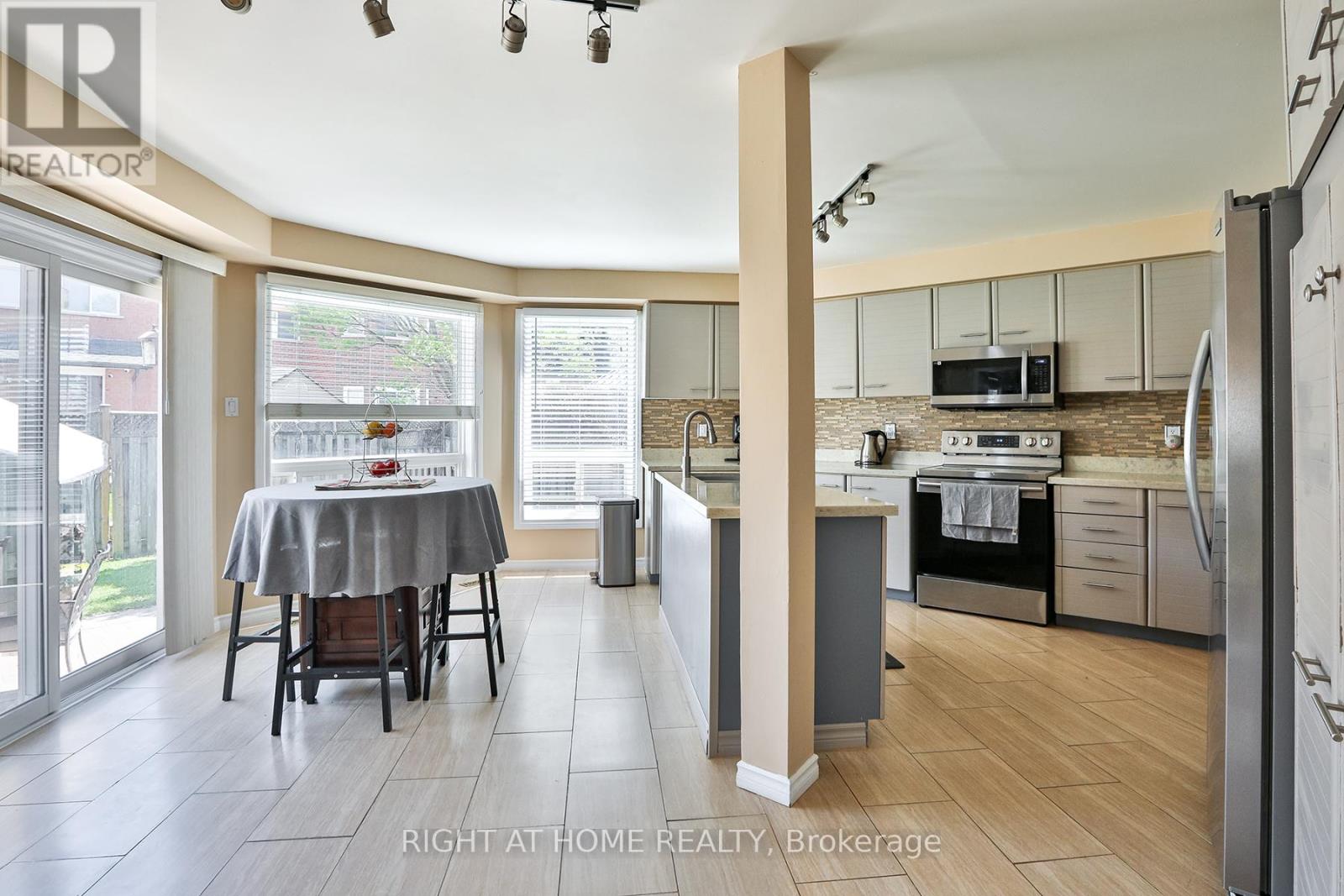 3392 Water Lily Court, Mississauga, Ontario  L5N 6B5 - Photo 9 - W13094322