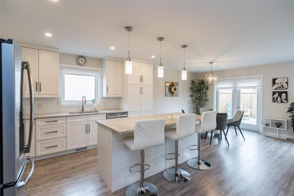 15 Berkeley Bend, Steinbach, Manitoba  R5G 2K4 - Photo 3 - 202609694