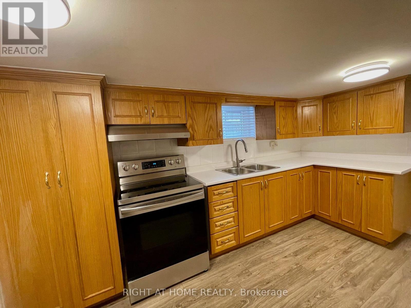 7 Bassett Avenue, Toronto, Ontario  M1L 2A2 - Photo 4 - E13094394