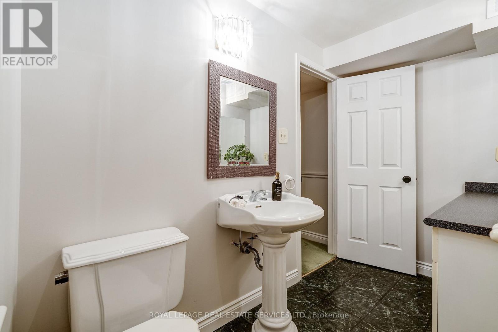 9 Morrison Creek Crescent, Oakville, Ontario  L6H 4C2 - Photo 38 - W12985370
