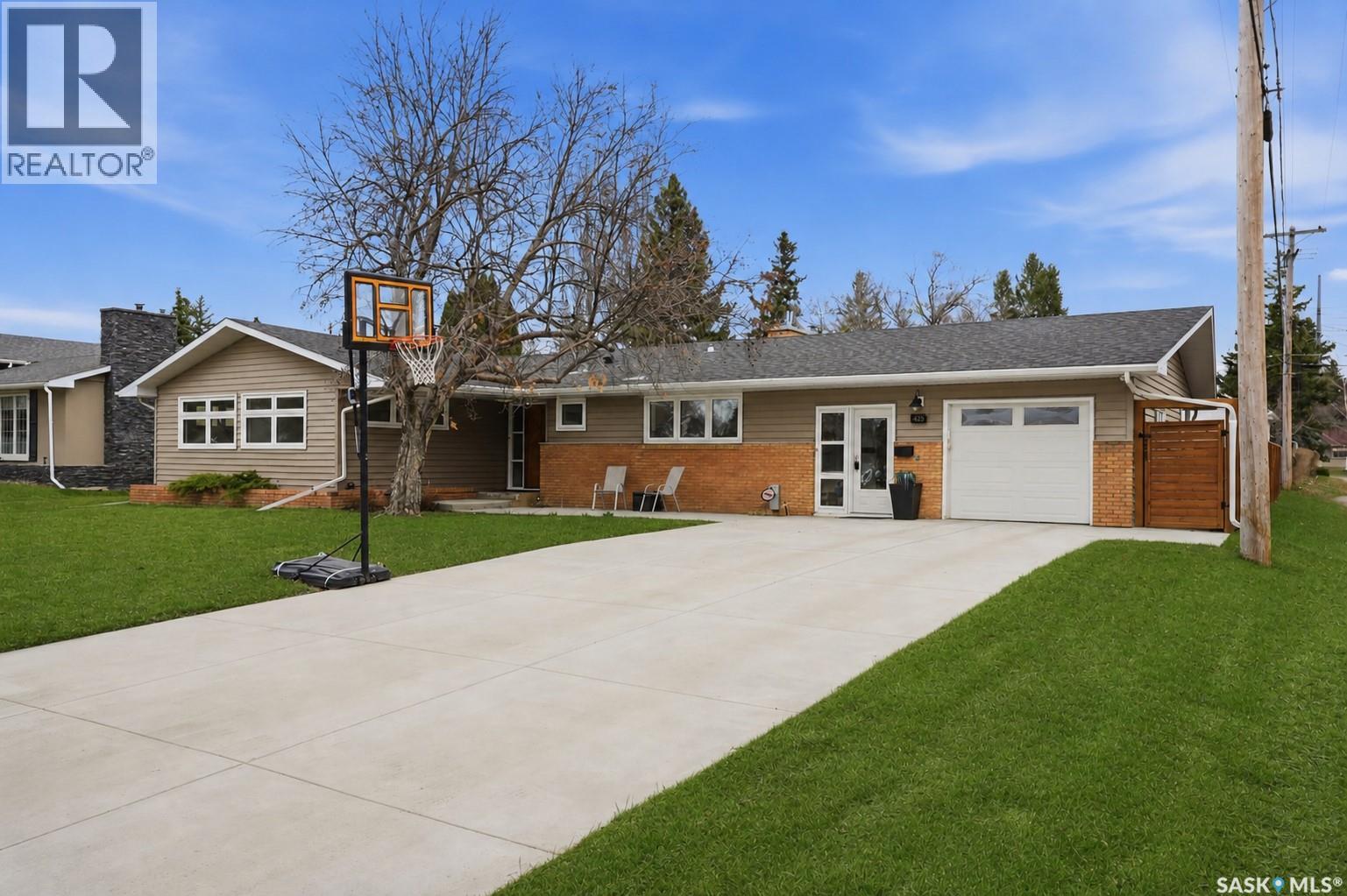 425 Bate Crescent, Saskatoon, Saskatchewan  S7H 3A6 - Photo 2 - SK034713