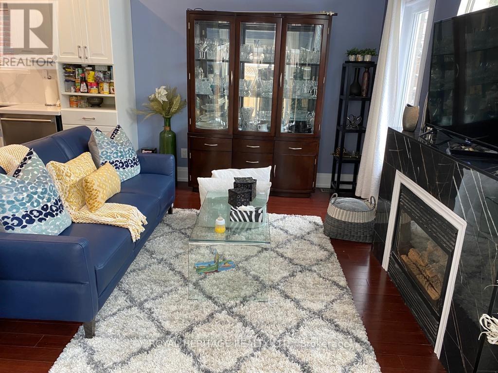 17 Hoodgate Drive, Whitby, Ontario  L1R 2M8 - Photo 4 - E13094514