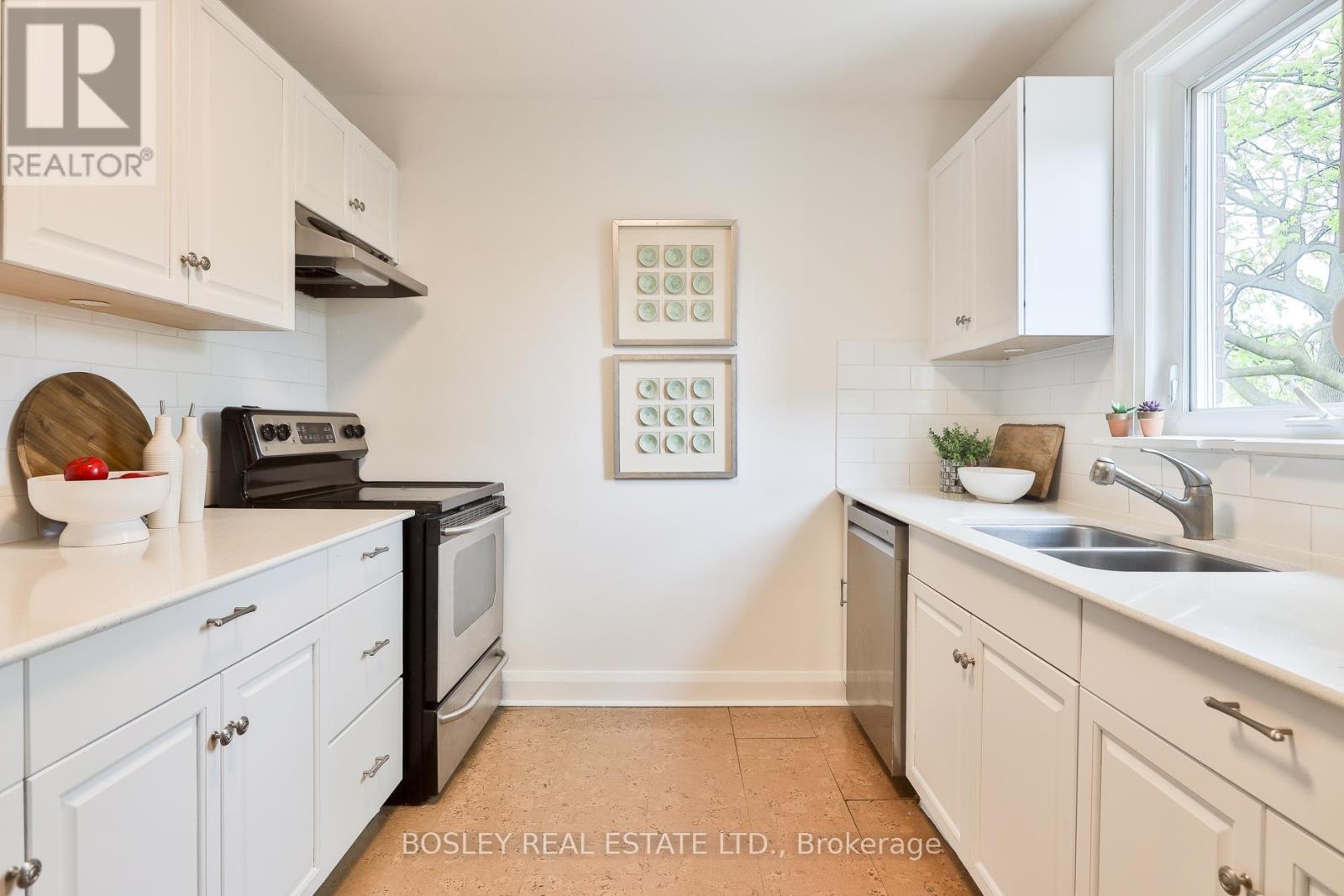 109 Southvale Drive, Toronto, Ontario  M4G 1G4 - Photo 10 - C13094494