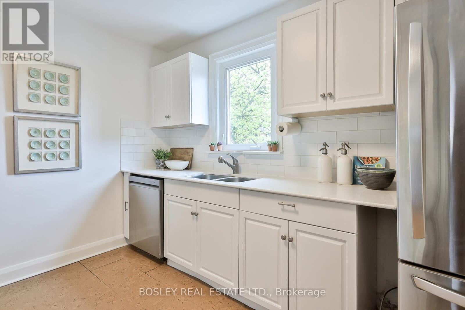 109 Southvale Drive, Toronto, Ontario  M4G 1G4 - Photo 11 - C13094494