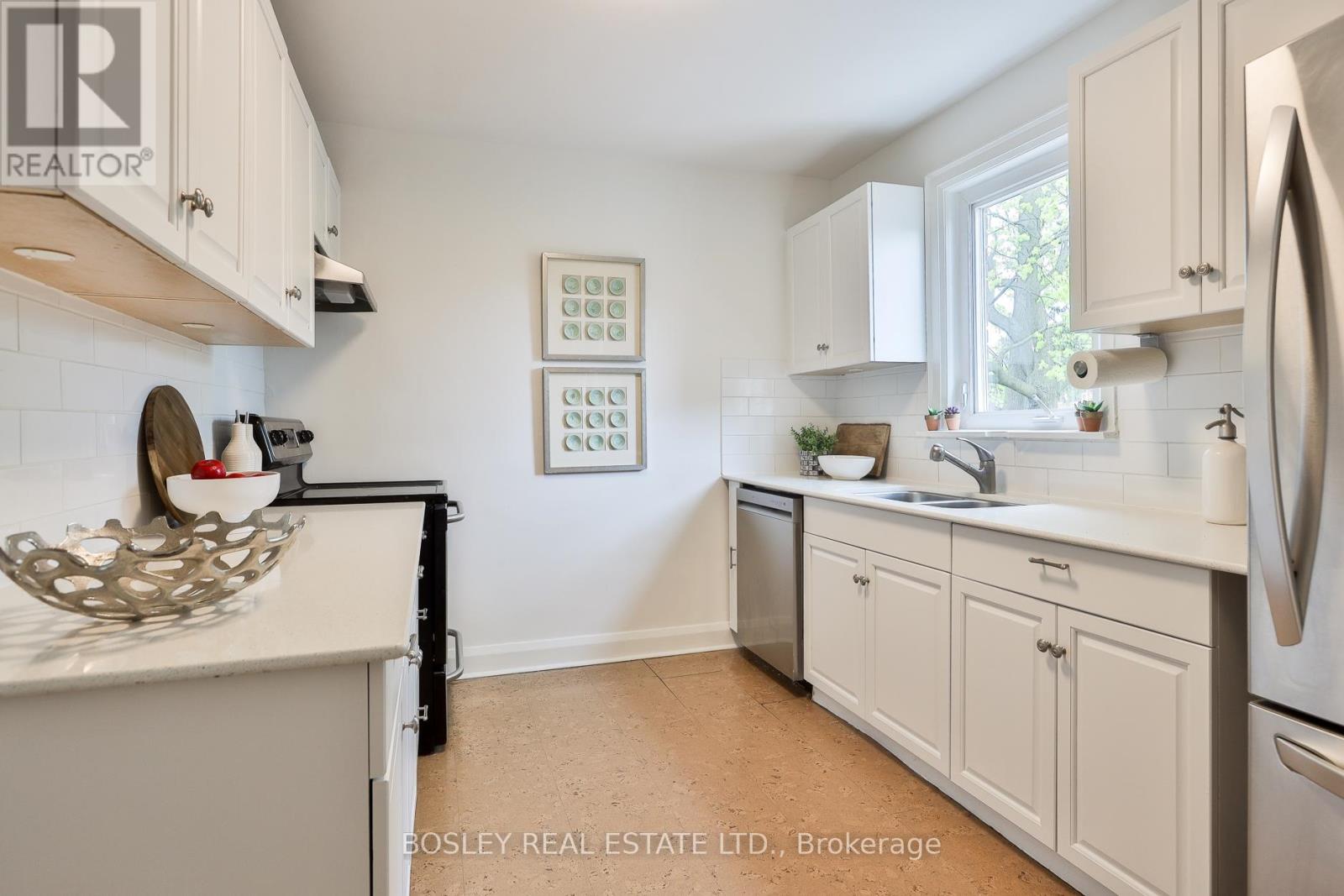 109 Southvale Drive, Toronto, Ontario  M4G 1G4 - Photo 9 - C13094494
