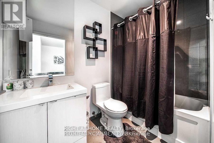 3203 - 8 The Esplanade, Toronto, Ontario  M5E 0A6 - Photo 12 - C13094506