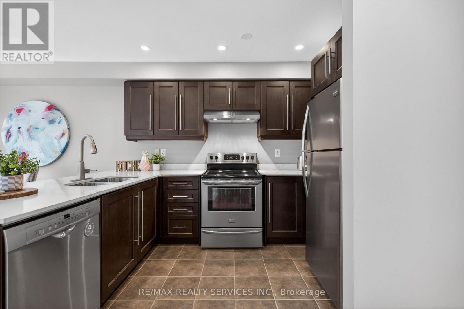 12 Nutwood Way, Brampton, Ontario  L6R 0X7 - Photo 11 - W13094476