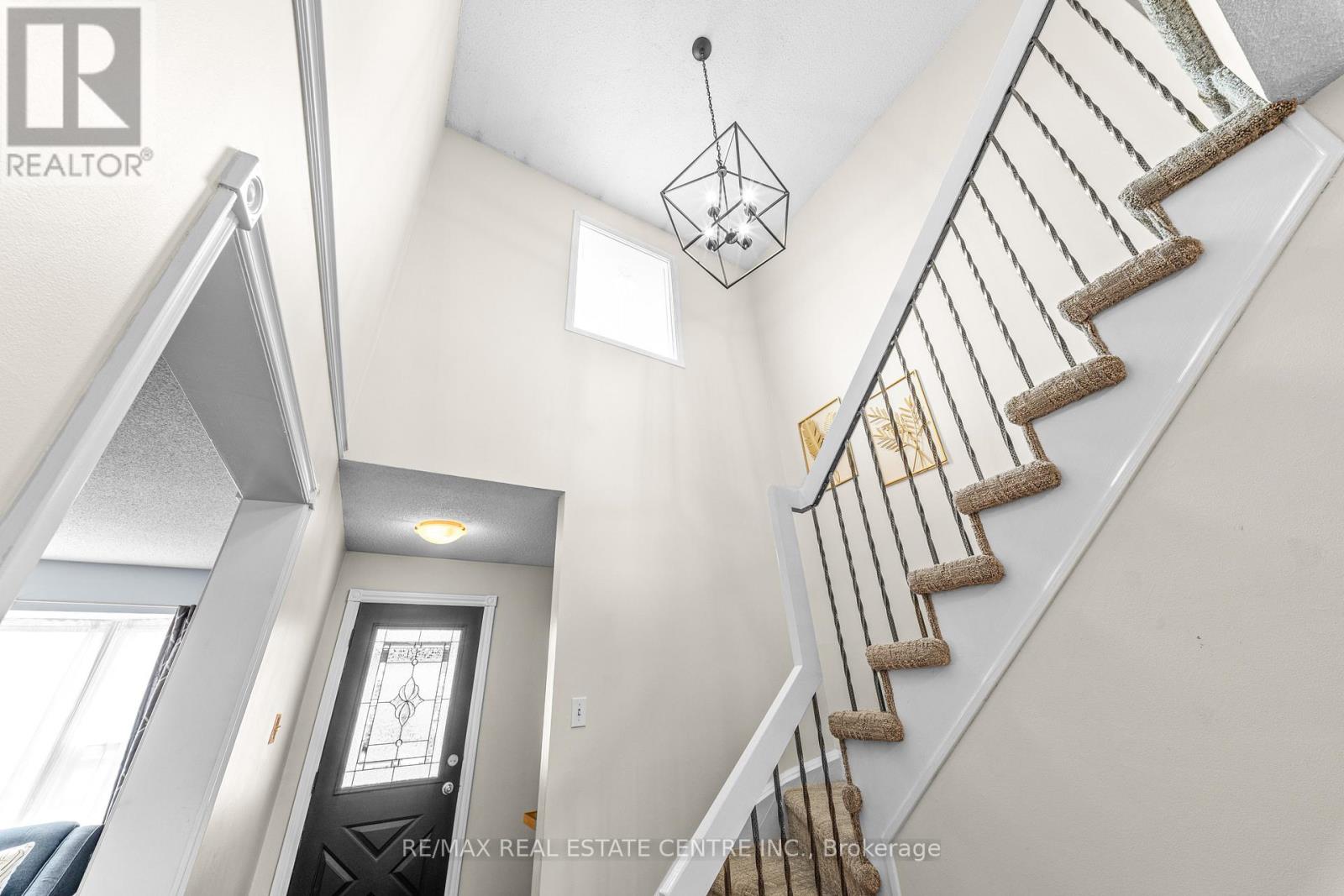 98 Mikado Crescent, Brampton, Ontario  L6S 3R7 - Photo 9 - W13094486