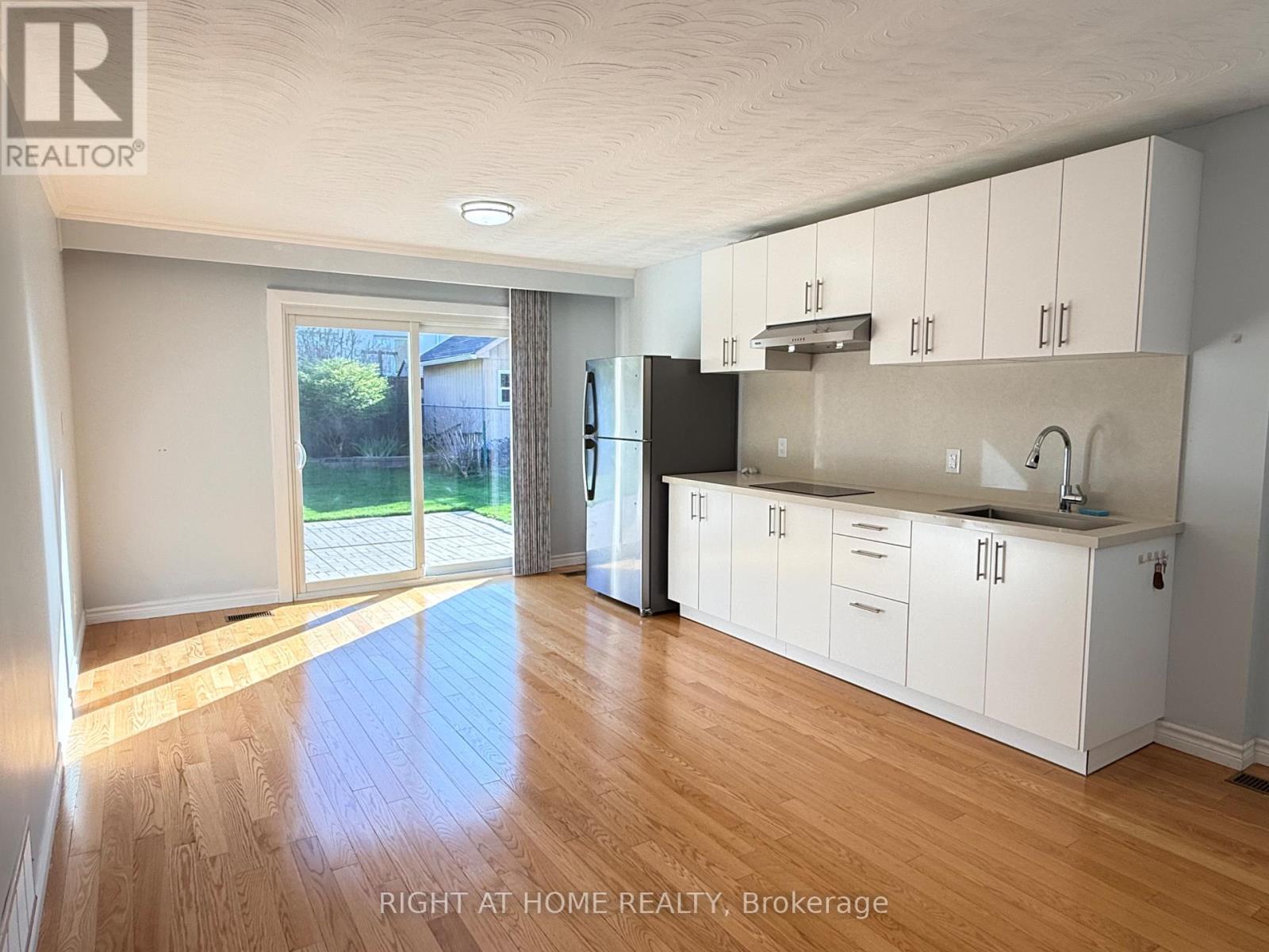 3631 Molly Avenue, Mississauga, Ontario  L5A 3G5 - Photo 2 - W12993936