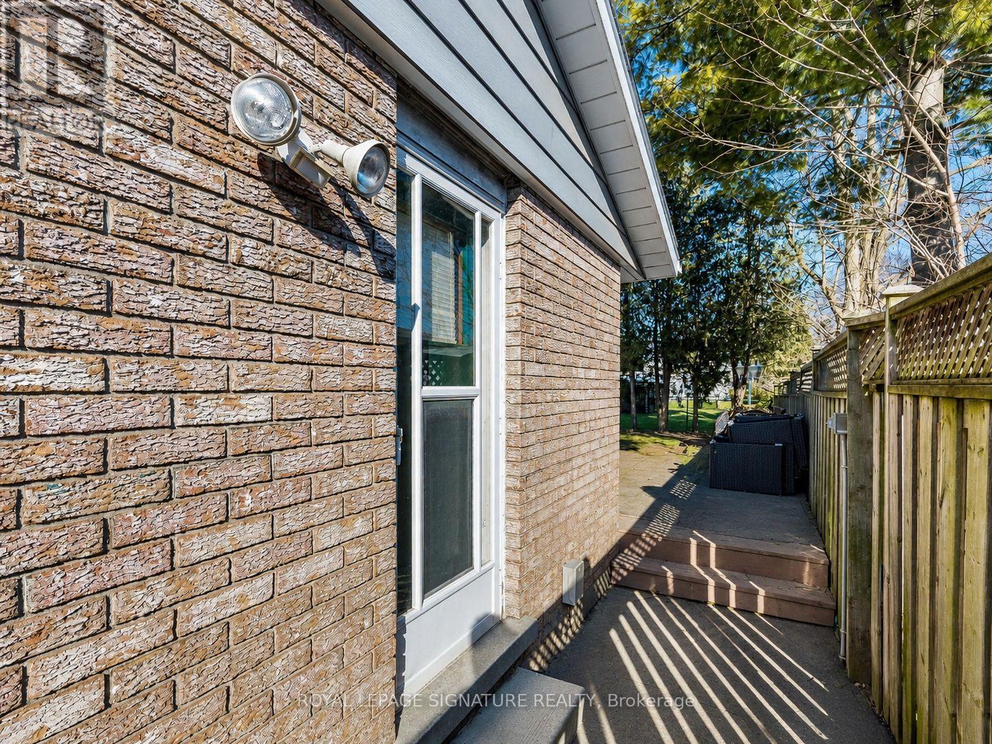 16 Alderwood Crescent, Cambridge, Ontario  N1S 3T1 - Photo 4 - X12963580
