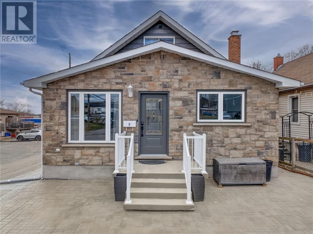5 Tuddenham Avenue, Sudbury, Ontario