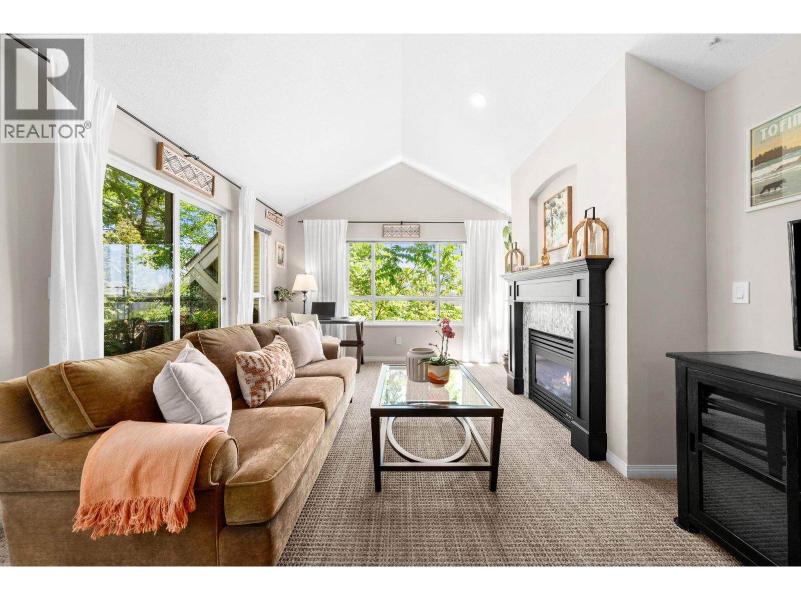 303 365 E 1ST STREET, North Vancouver, British Columbia