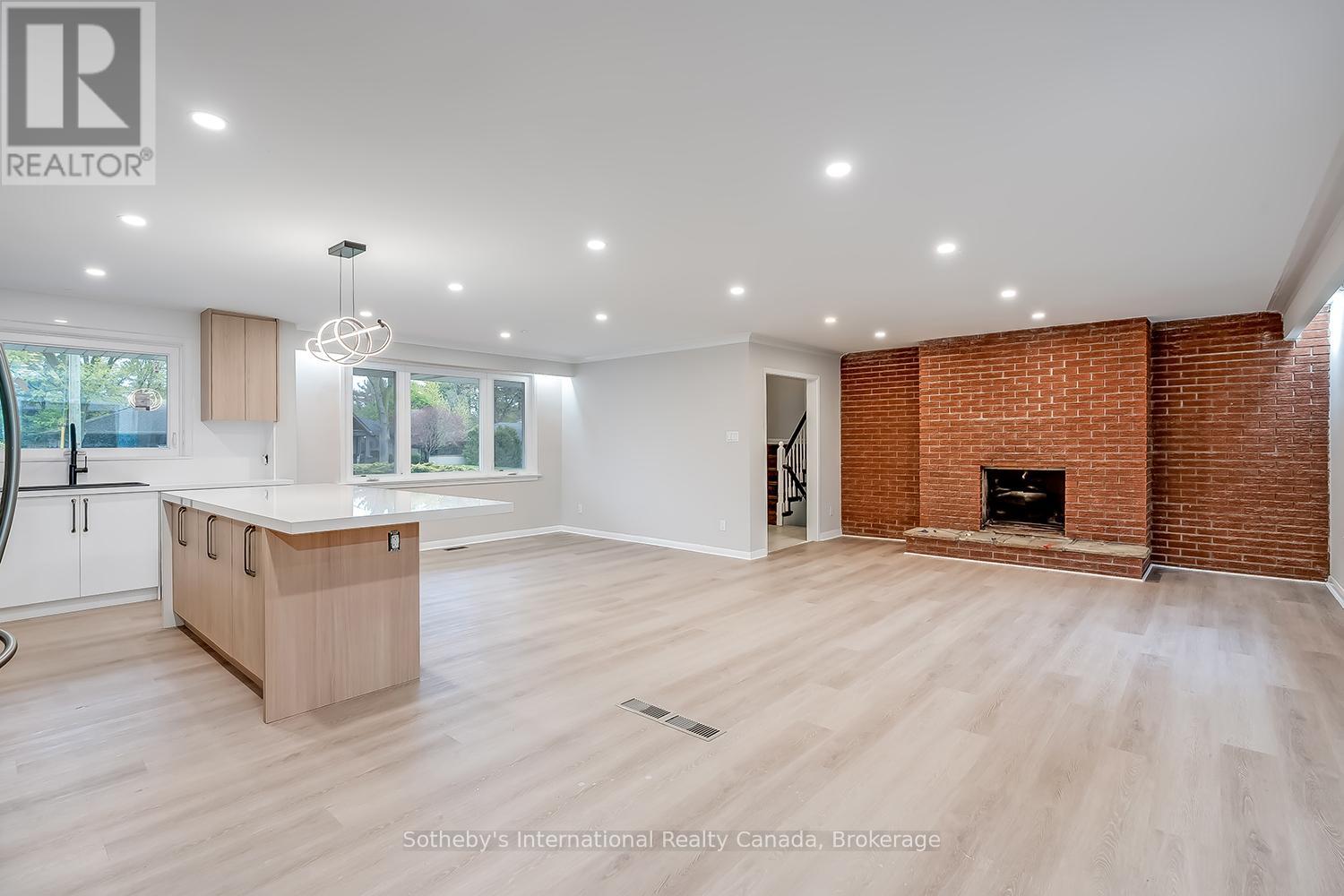 272 Pinehurst Drive, Oakville, Ontario  L6J 4X3 - Photo 4 - W13095172