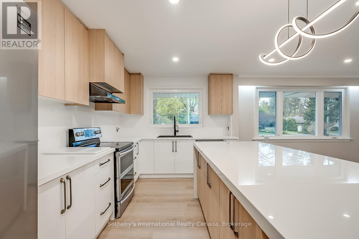 272 Pinehurst Drive, Oakville, Ontario  L6J 4X3 - Photo 7 - W13095172