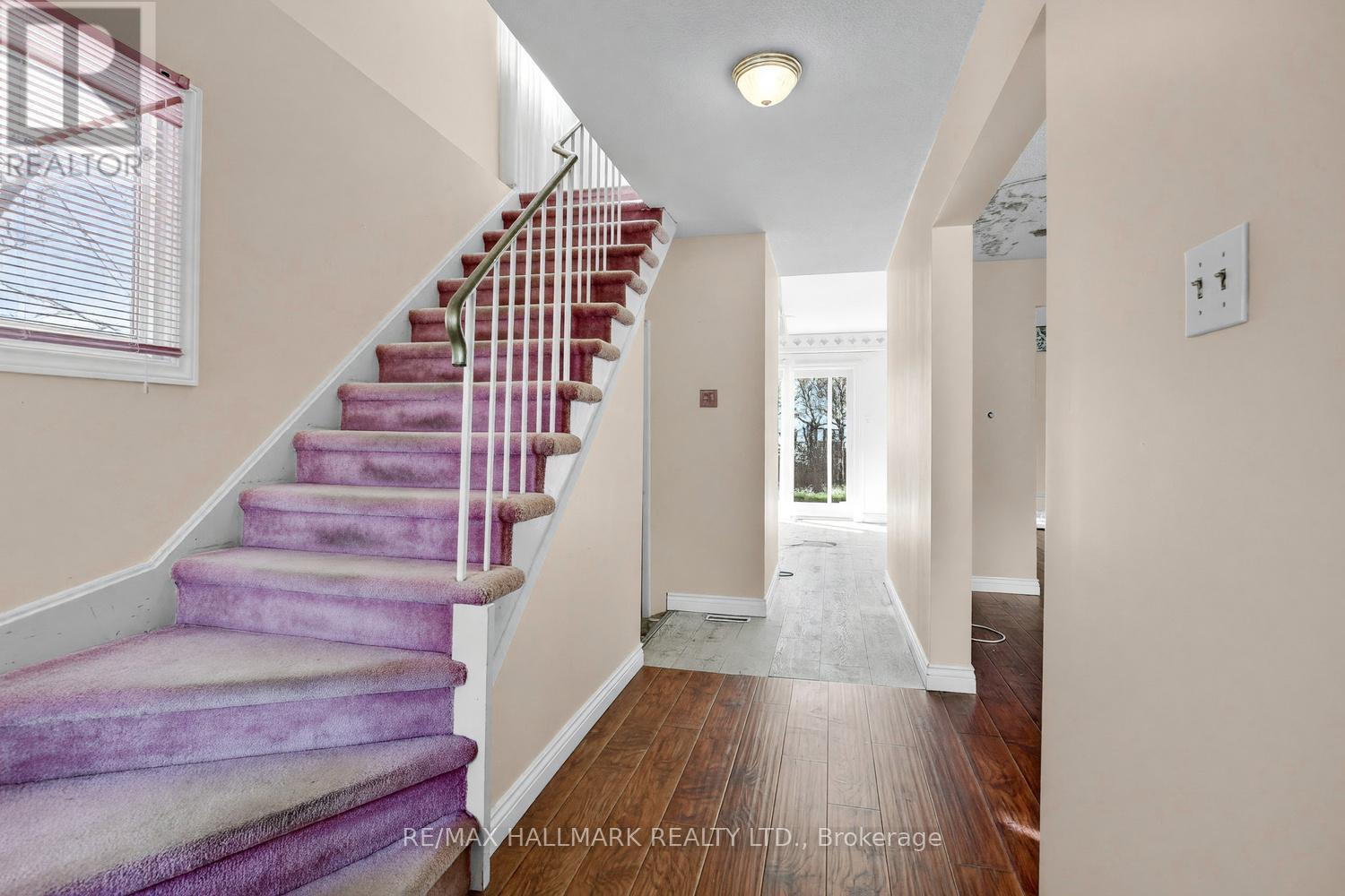 16 Shelbourne Court, Brampton, Ontario  L6Z 1C2 - Photo 3 - W13085752