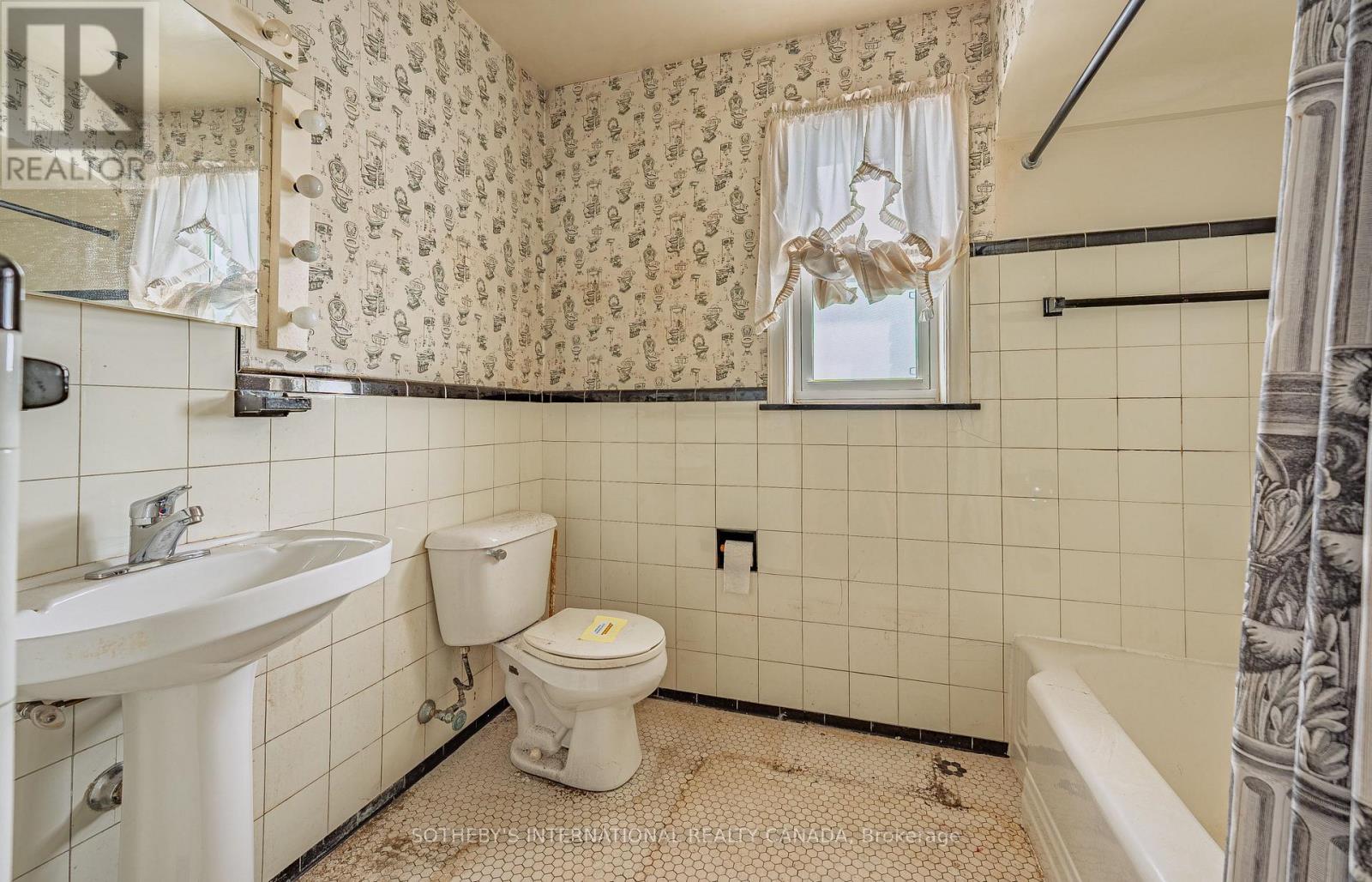 47 Grenview Boulevard S, Toronto, Ontario  M8Y 3R9 - Photo 22 - W13093226