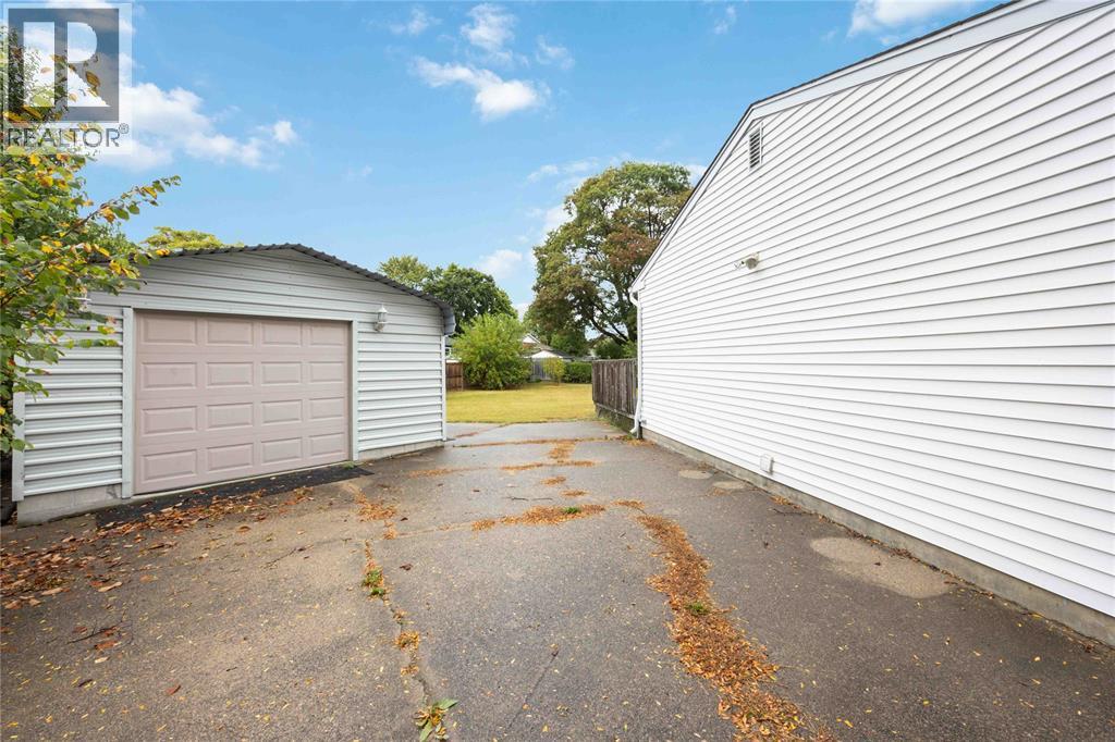 1060 Camelot Crescent, Sarnia, Ontario  N7S 3L3 - Photo 27 - 26010107